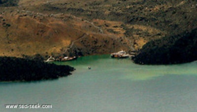 Erinia Bay  (Néa Kameni) (Greece)