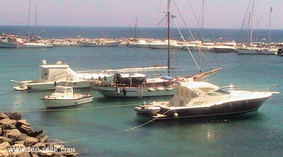 Port Piso Livadhi (Paros) (Greece)